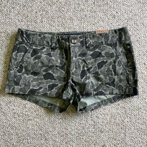 American Eagle Shortie Stretch Low Rise Shorts Camo Women’s Size 6 NWT
